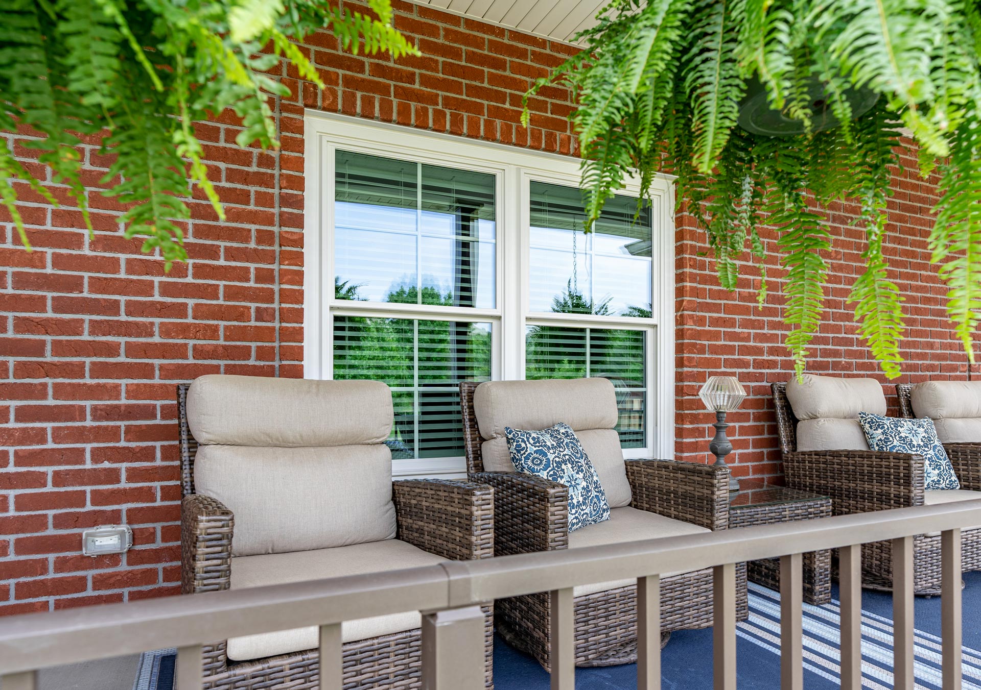 Endure-Double-Hung-Windows-with-Cottage-Grids-in-White_DSC8237