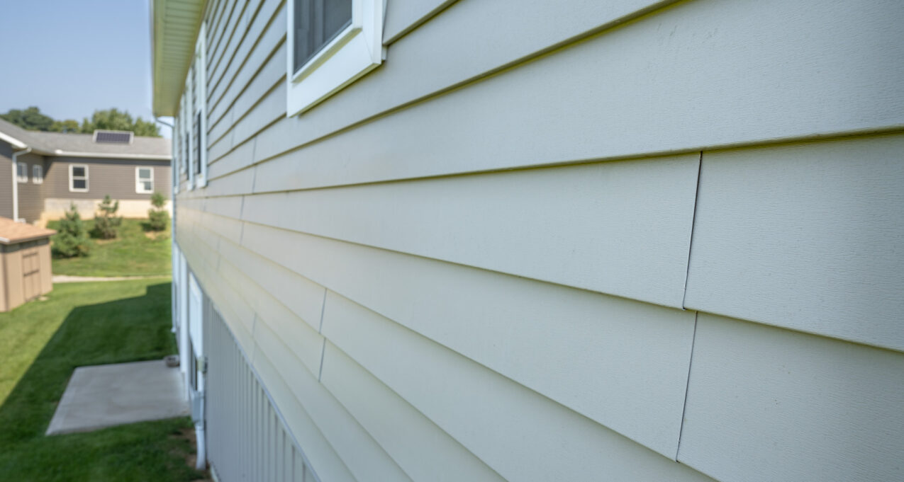 {Closeup of CedarMAX® single 7-inch insulated Vinyl Siding in Stone on a home}