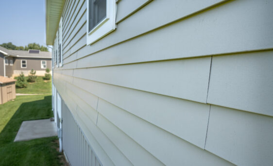 {Closeup of CedarMAX® single 7-inch insulated Vinyl Siding in Stone on a home}