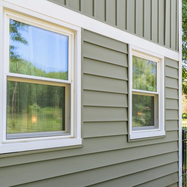 {Insulated vinyl CedarMAX siding in Aspen}