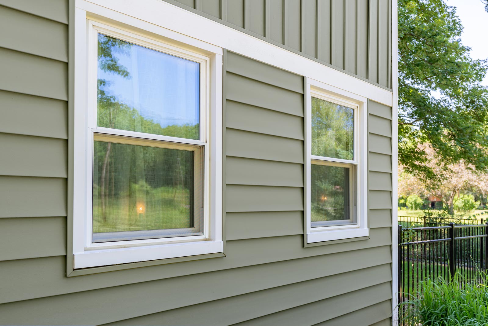 CedarMAX® Single 7″ Straight Lap Vinyl Siding in Aspen