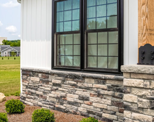Chisel Cut™ Manufactured Stone Knee Wall in the color Brindle