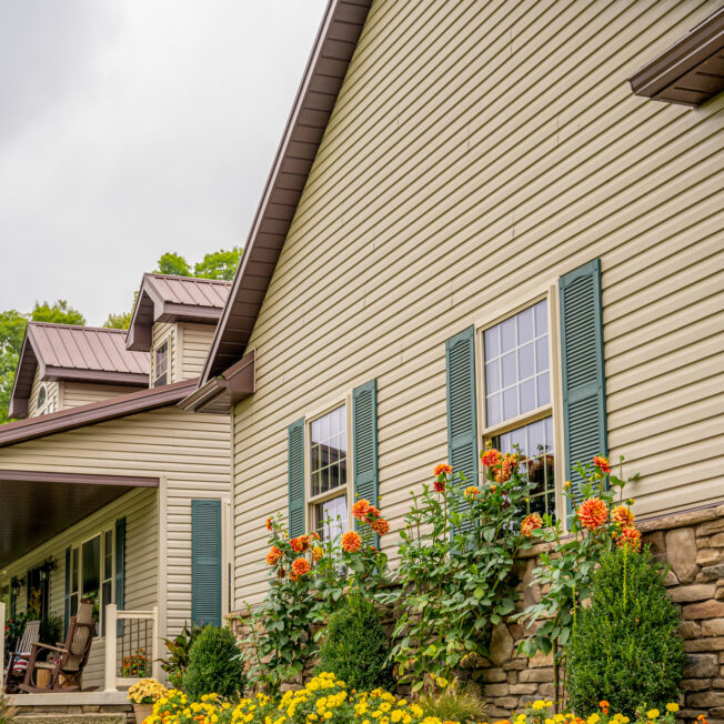 {House with HeartTech vinyl siding in the color Clay}