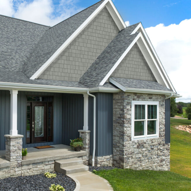 {Harbor Mill™ Single 7 Rough-Sawn Shingle Siding on a ranch home}