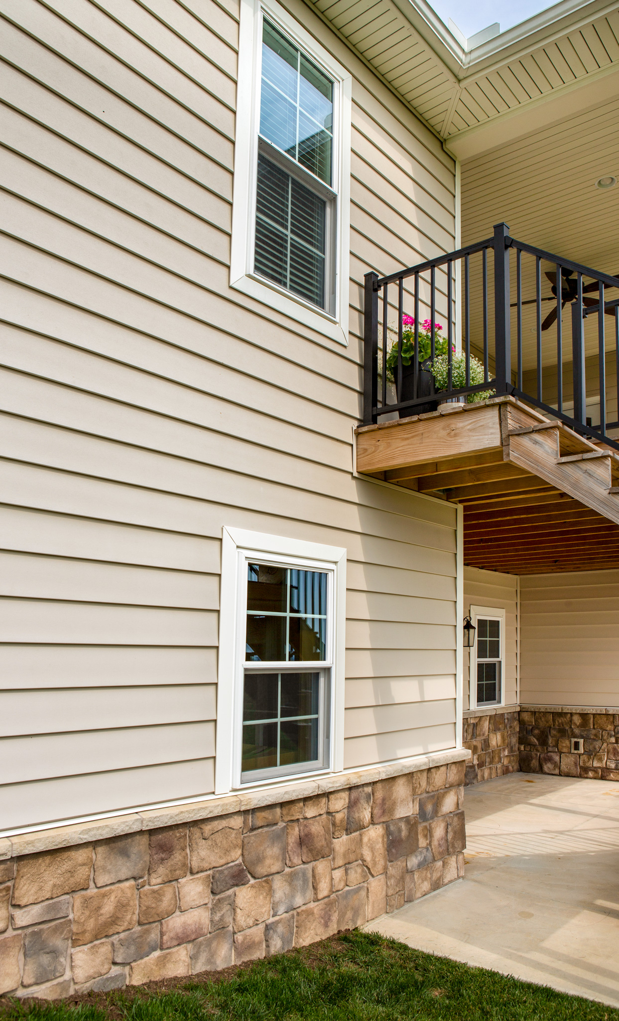 CedarMAX® Single 7″ Straight Lap Vinyl Siding in Sandalwood