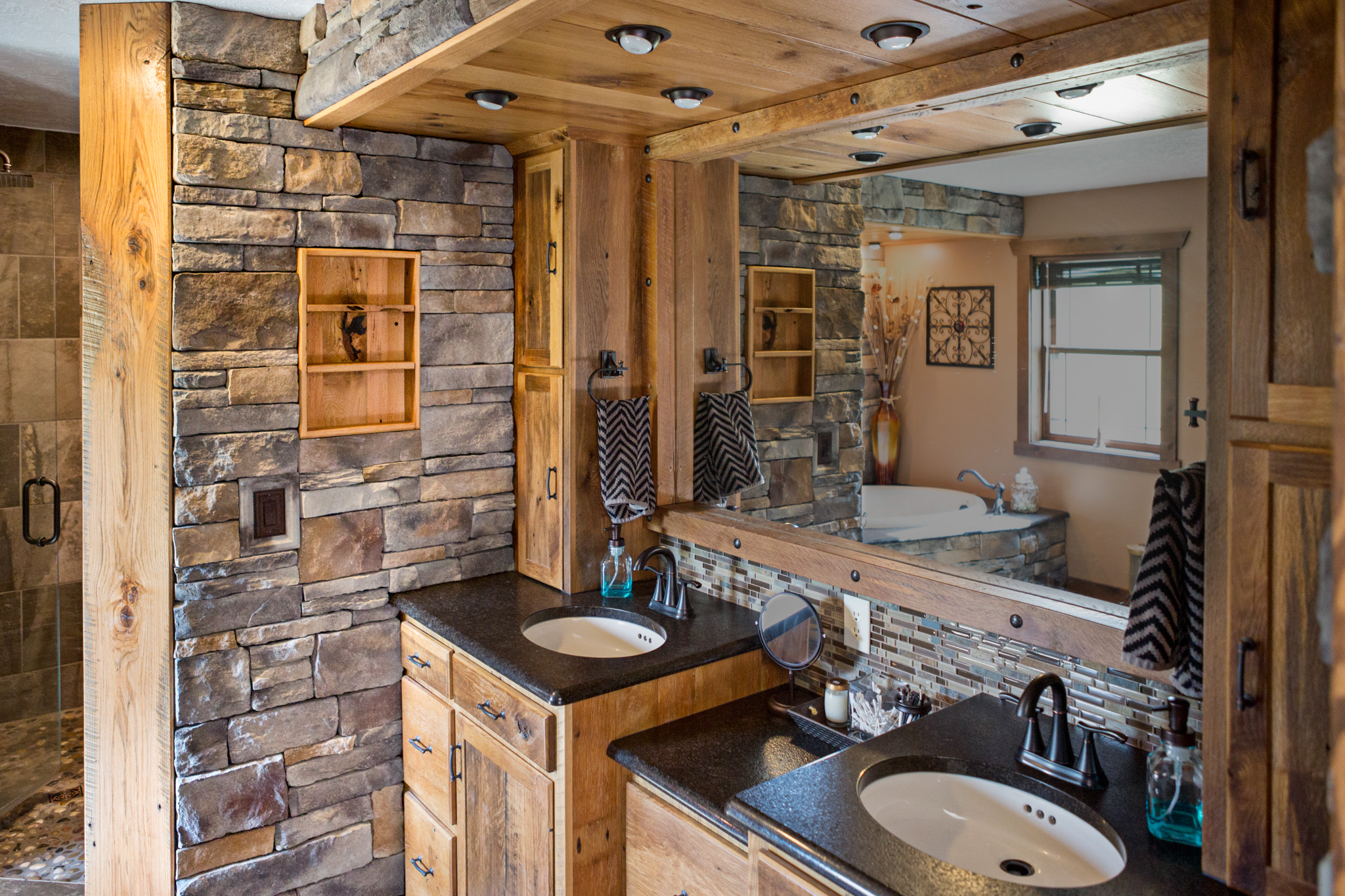 Terra Cut™ Slate & Russet Manufactured Stone in Bathroom