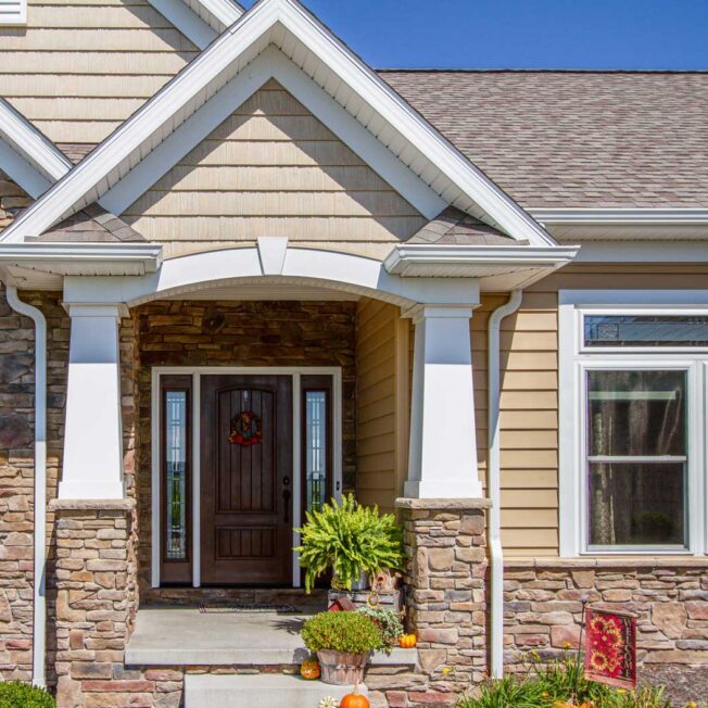 {A ranch style home showing a Ledgestone veneer and Fieldstone veneer blended knee wall}