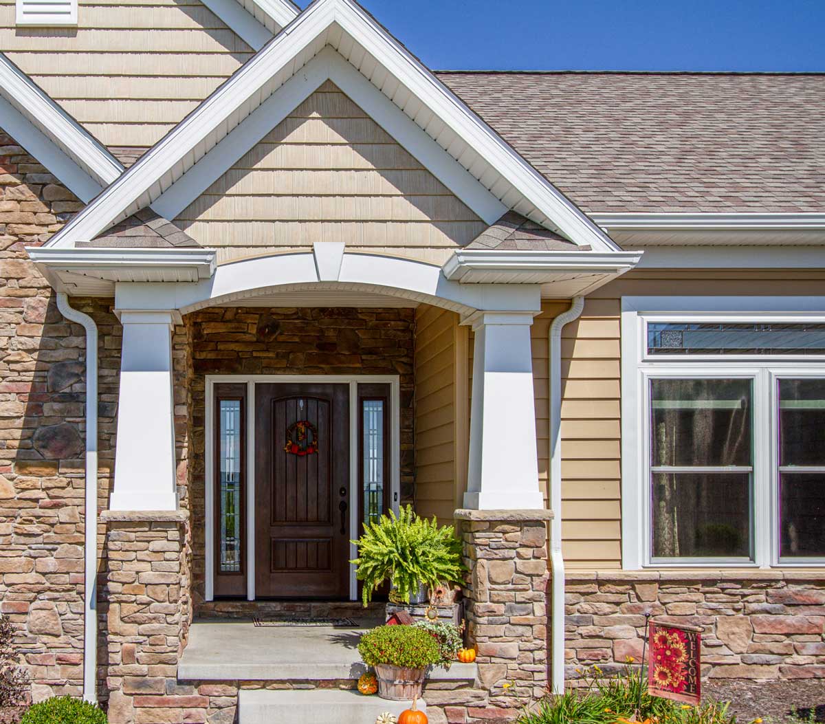 A ranch style home showing a Ledgestone veneer and Fieldstone veneer blended knee wall