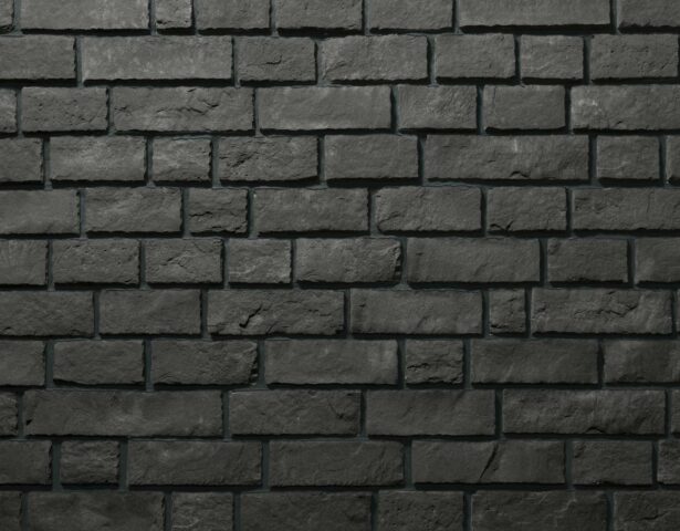 Edge Cut™ Obsidian manufactured stone veneer with Black Grout color