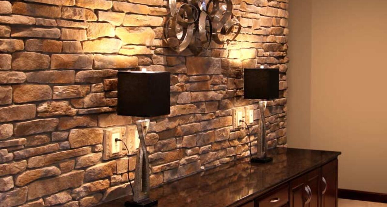 {Interior stone veneer wall with table lamps which illustrates the affect indoor lighting can have on stone color}