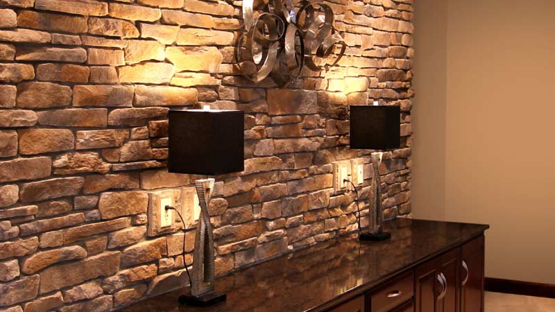 Interior stone veneer wall with table lamps which illustrates the affect indoor lighting can have on stone color