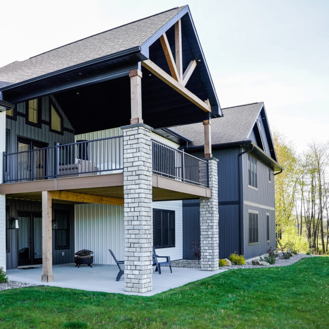 {Edge Cut™ Manufactured Stone in the color Tundra on the exterior of a home}