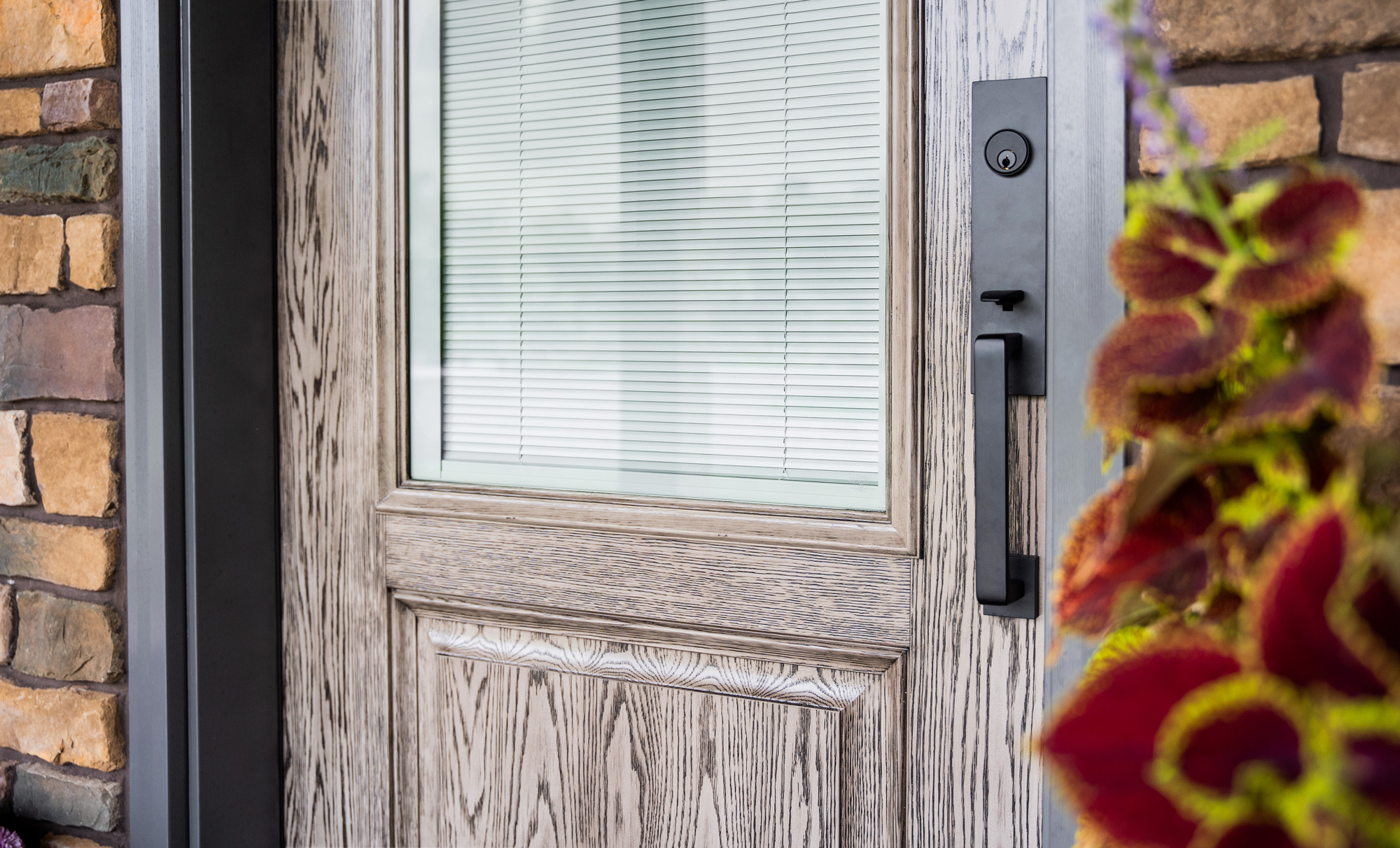 Signet® Oak 430 in Windy City Glaze with White Internal Blinds