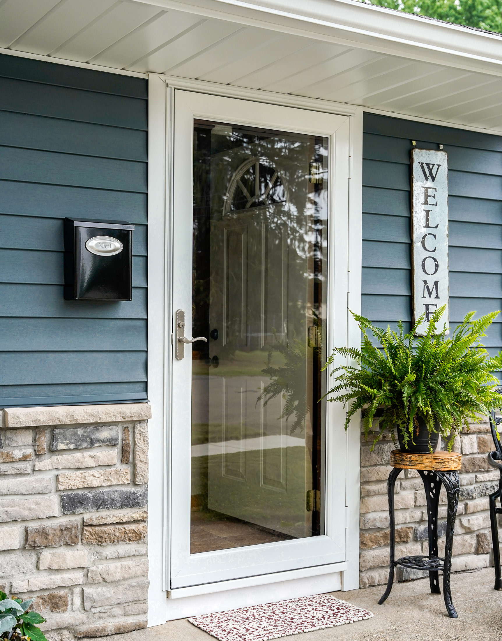 Deluxe™ Full View 397 Storm Door in Snow Mist