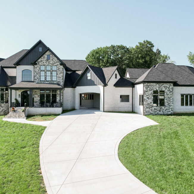 {Ridge Cut™ manufactured stone in the color Denali on the front of a home exterior}