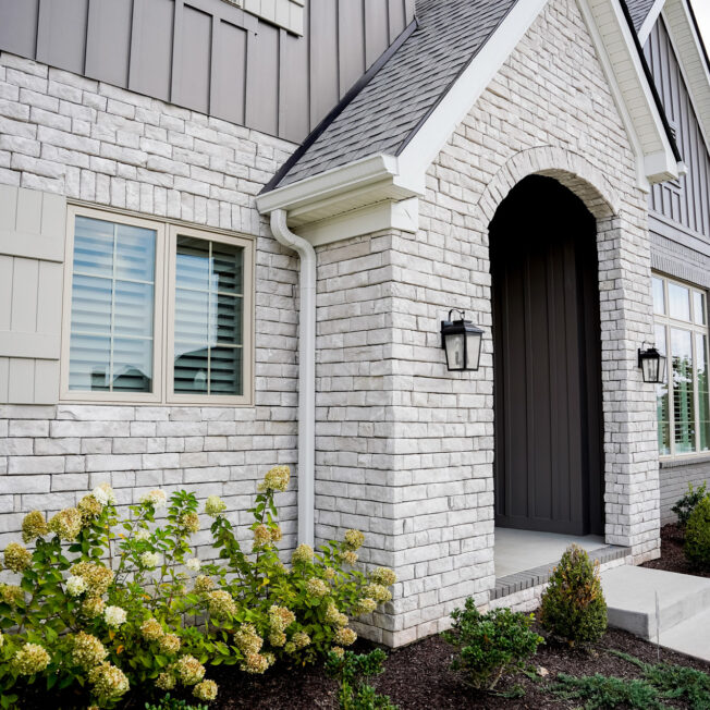 {Edge Cut™ Manufactured Stone in the color Polar white on the exterior of a home}