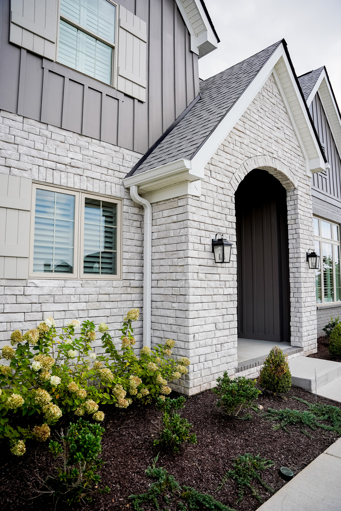 Edge Cut™ Polar Manufactured Stone Exterior