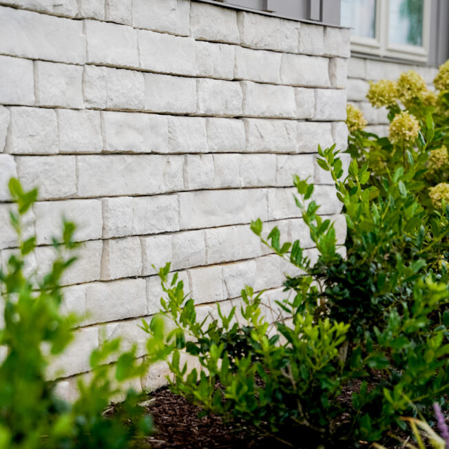 {Edge Cut™ Manufactured Stone in the color Polar white on the exterior of a home}