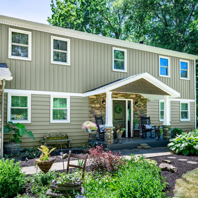 {CedarMAX® Single 7" green insulated vinyl siding and 8" Board 'N Batten in Aspen}
