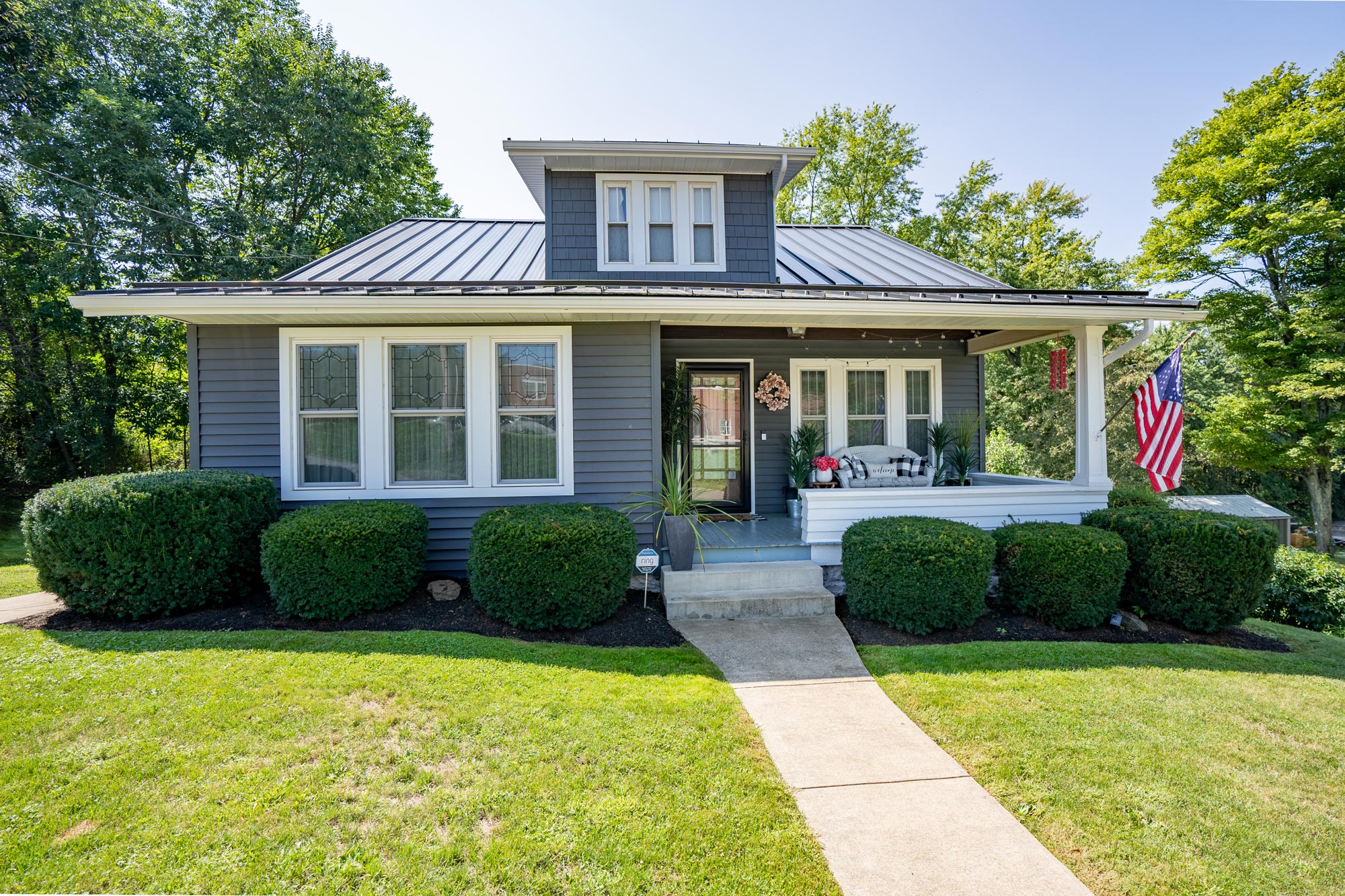 HeartTech® Double 4″ vinyl dark gray siding in Nightfall