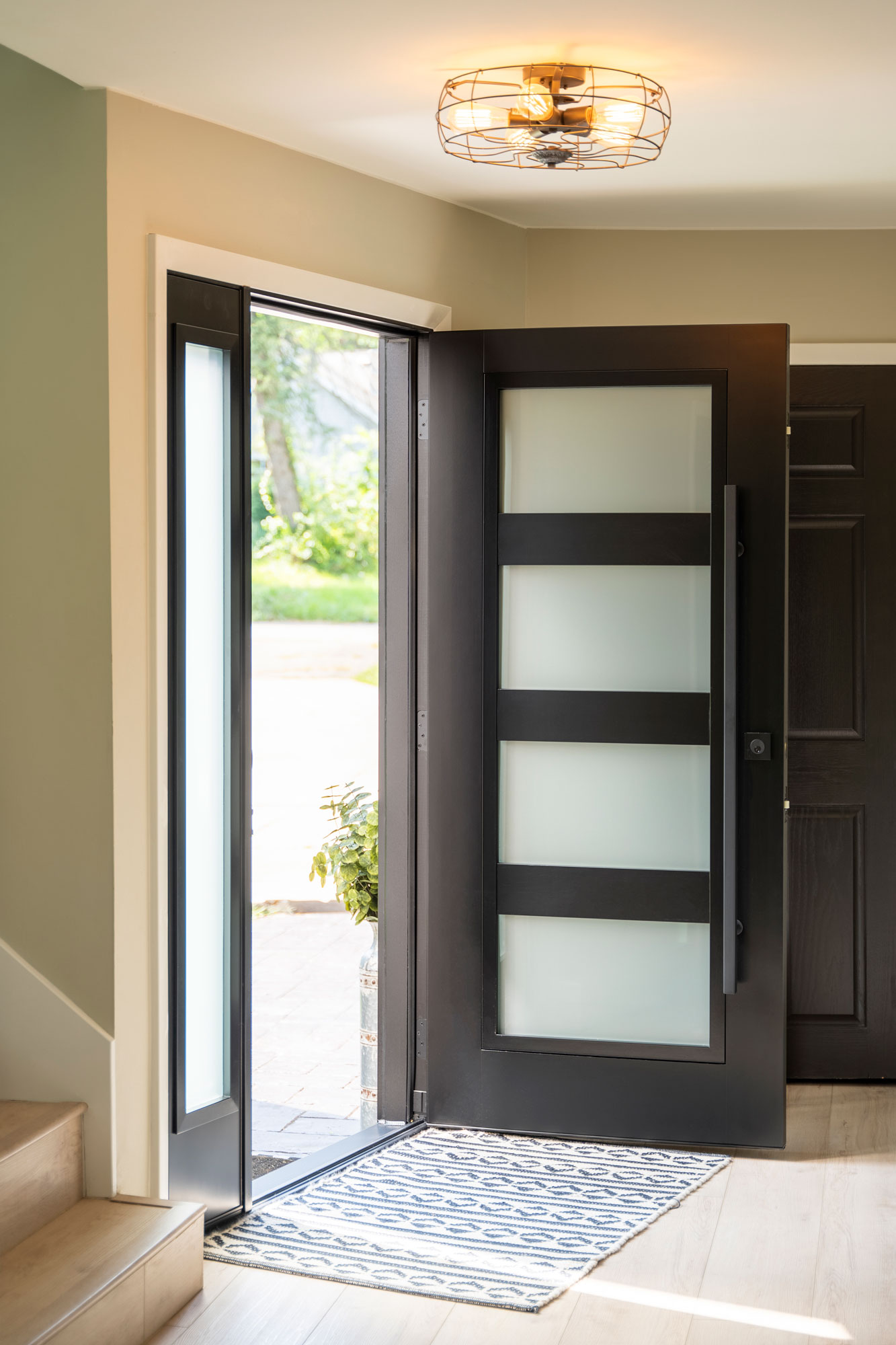 Signet® Fir 460-T5-4L in Coal Black with Frosted Privacy Glass